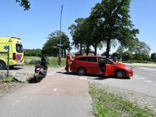 Scooter en auto komen met elkaar in botsing bij Millseweg