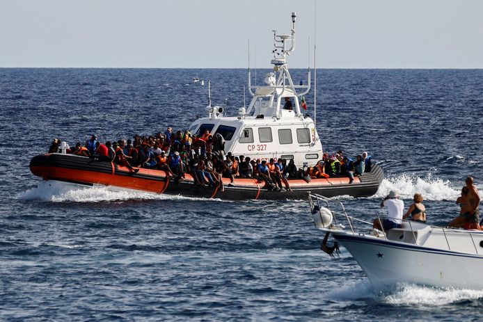 Archiefbeeld van een boot van de Italiaanse kustwacht die migranten heeft opgepikt bij Lampedusa. (13 september 2023)