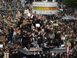 IN BEELD. Social distancing? Hoe mensen bij de wereldwijde protesten tegen politiegeweld afstandsregels overboord gooien