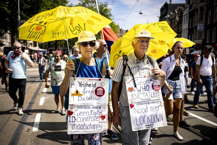 Sympathisanten van de actiegroep Nederland in Verzet demonstreren met een mars door de stad als steun voor de boeren, vissers en truckers.
