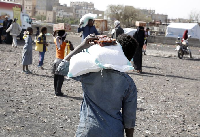 Jemenitische vluchtelingen ontvangen voedselhulp in een opvangkamp in de buurt van hoofdstad Sanaa. Beeld van april dit jaar.