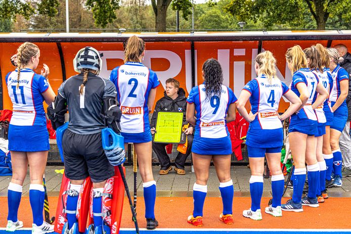 De Zwolse hockeysters kregen in een enerverend duel bij Ring Pass een klap te verwerken in de laatste minuten.
