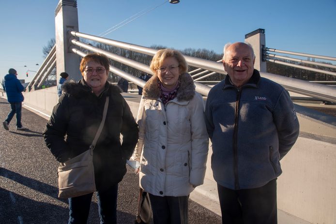 Jacqueline met buurvrouw Rosette en echtgenoot François zijn blij dat de brug na anderhalf jaar weer open is.