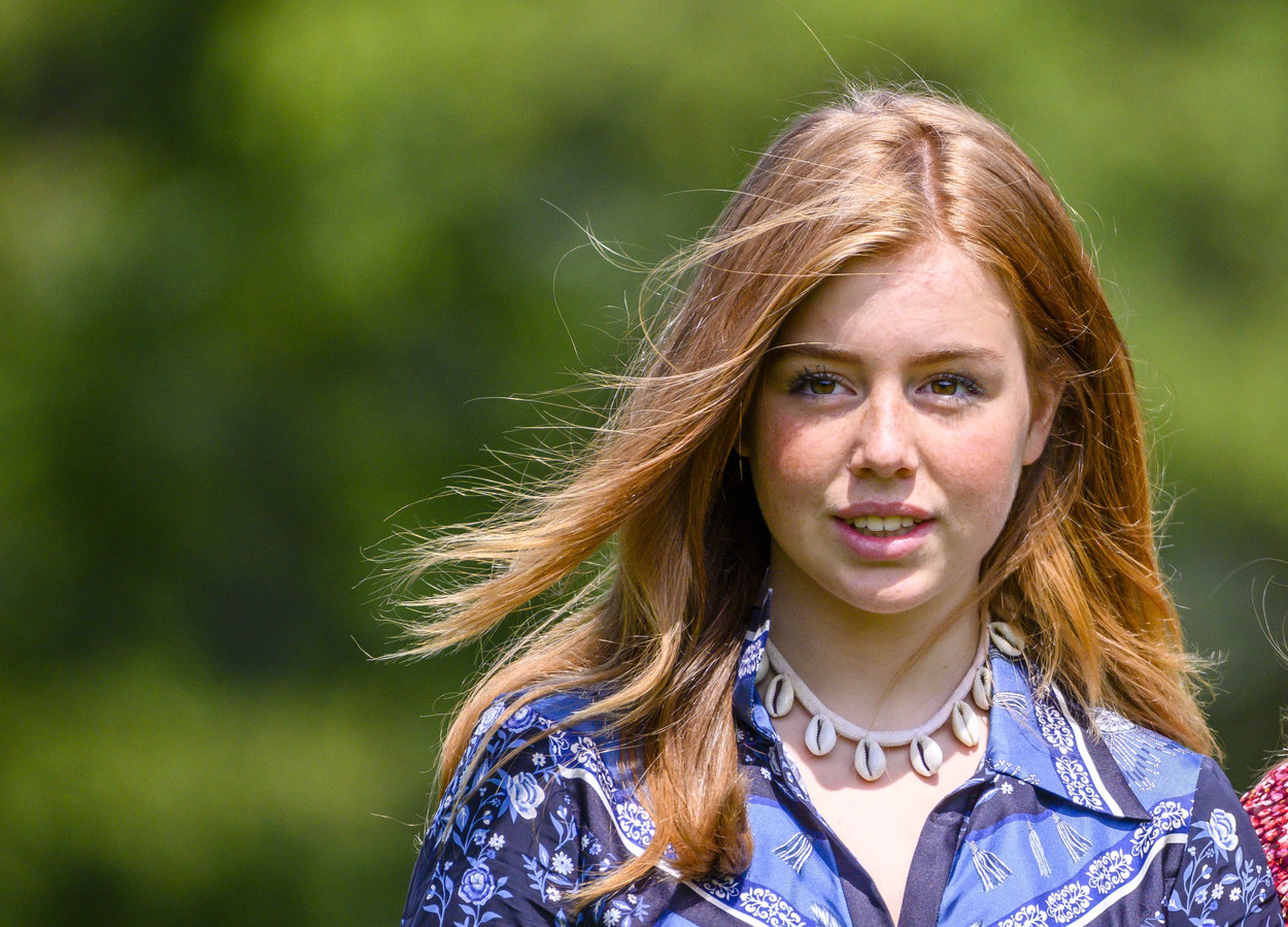 Prinses Alexia Blaast 15 Kaarsjes Uit Op Hete Zomerdag Foto Ad Nl