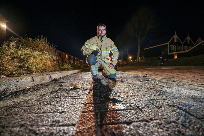 Brandweerman Andries de Boer uit Urk op de plek waar zaterdagnacht zijn auto in vlammen opging.