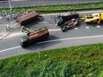 Op de A15 raakte een vrachtwagen met oud ijzer maandagochtend de vangrail.