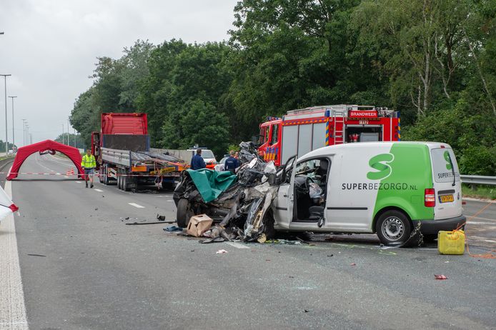 Op de E34 richting Antwerpen reed een wagen twee weken geleden in op een andere wagen in de staart van een file, waardoor dat tweede voertuig gekneld geraakte tegen een vrachtwagen. De dodelijke slachtoffers vielen in het aangereden voertuig.