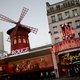 Zwijgen bij een fles champagne in de Moulin Rouge