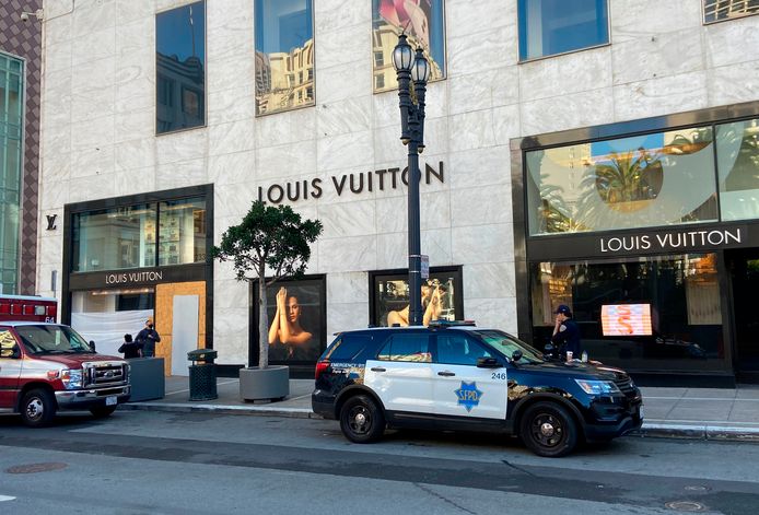 Politie doet onderzoek bij de winkel van Louis Vuitton in San Francisco die vrijdagavond werd geplunderd.