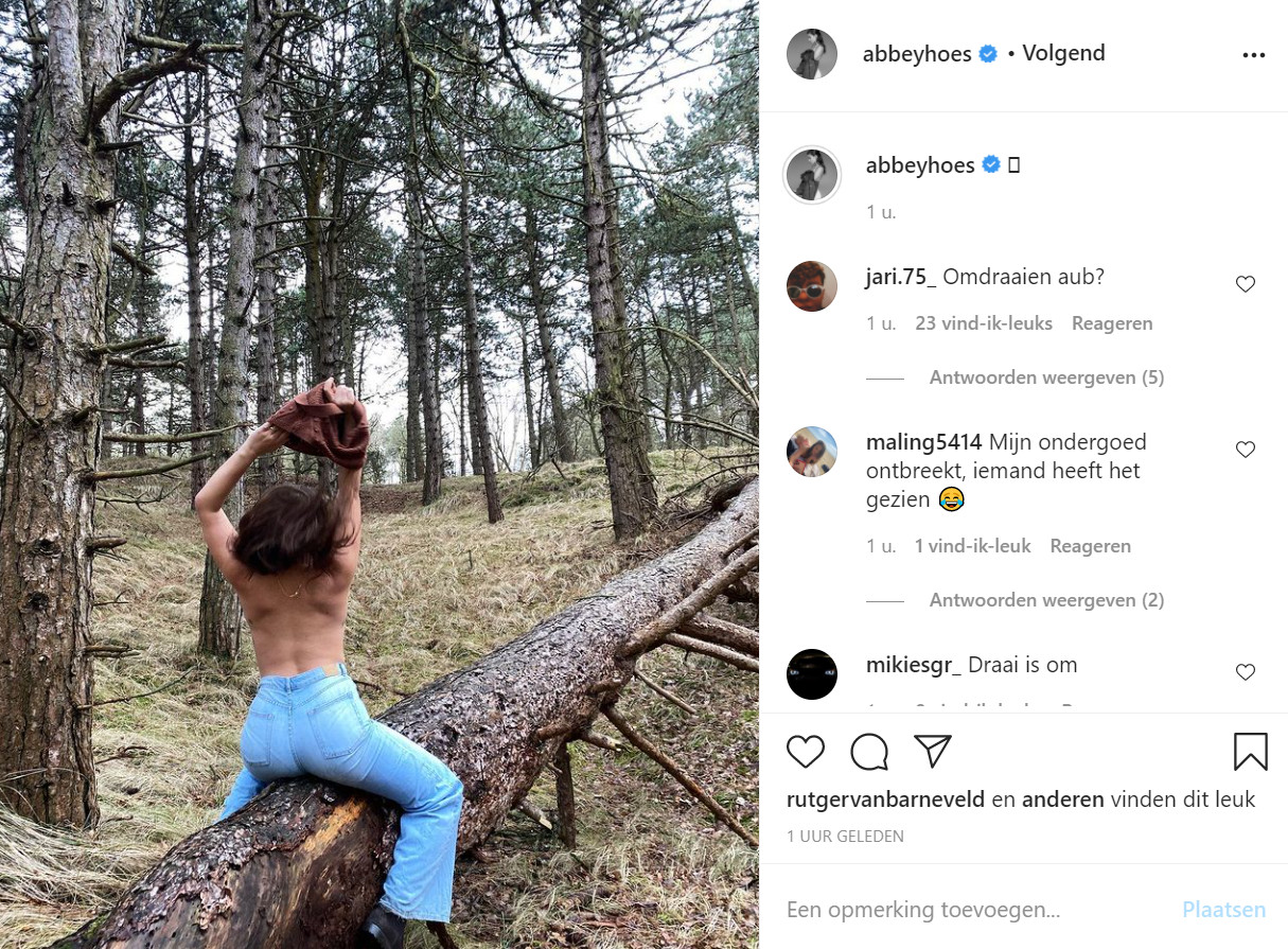 Abbey Hoes gaat topless in het bos en Jan Dulles beleeft weer  geluksmomentje | Foto | AD.nl