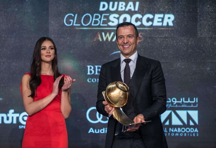 December 2015: ‘supermakelaar’ Jorge Mendes, de agent van onder andere Ronaldo en Mourinho en de man achter investeringsmaatschappij Doyen Sports, krijgt op de Dubai Globe Soccer awards de prijs van ‘beste makelaar’.