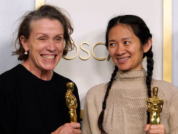 Frances McDormand (links) met een Oscar voor haar rol in Nomadland