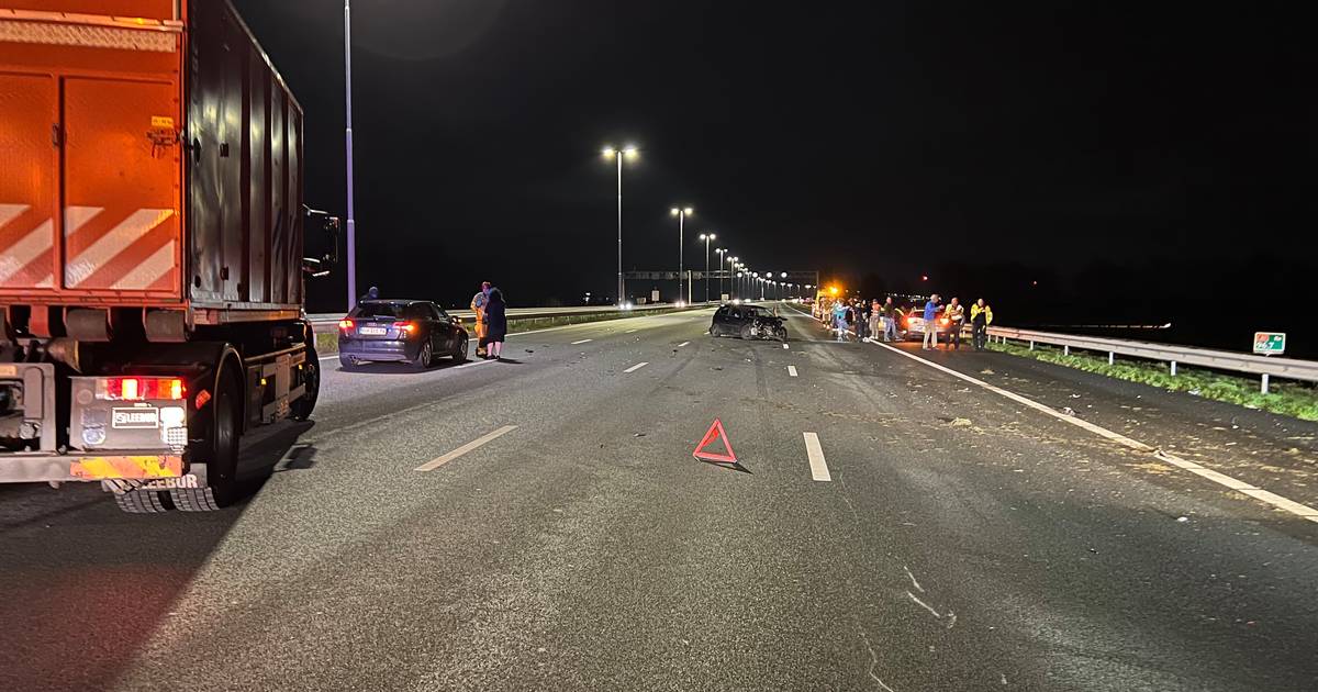 A1 bij Wilp volledig afgesloten na botsing met meerdere autos.