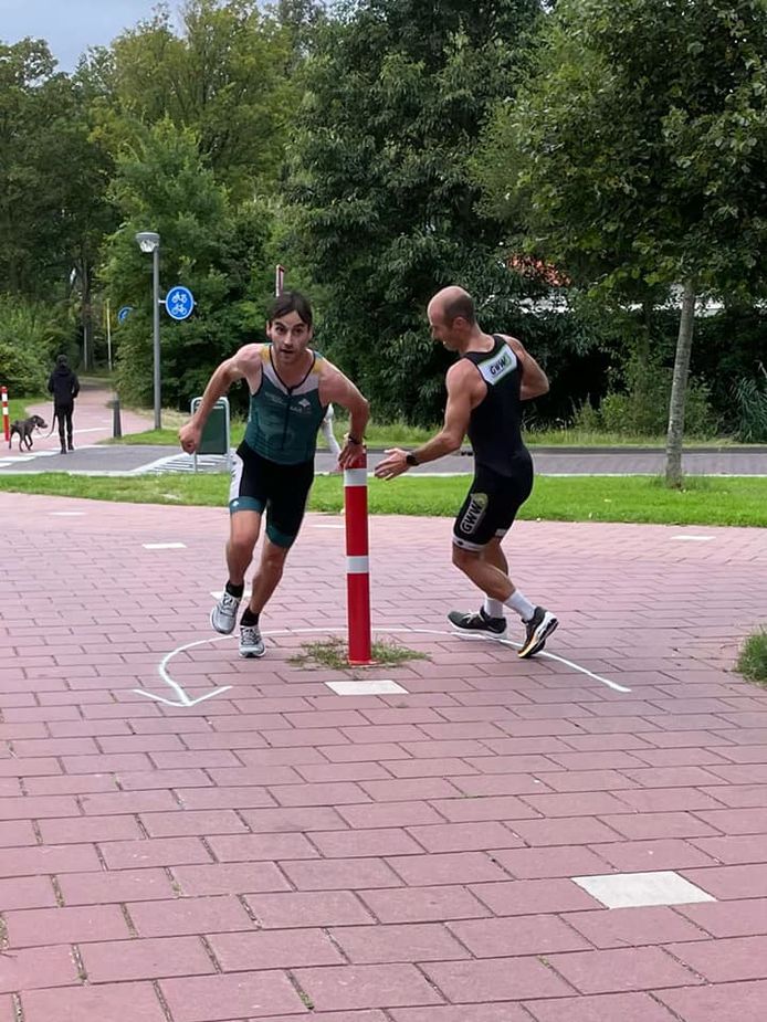 Het keerpunt van de zwemloop is onder de fietsbrug de Snelbinder.
