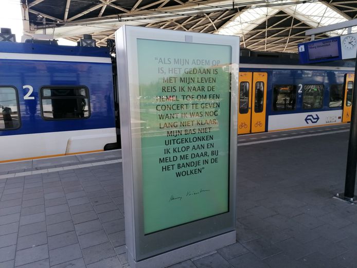Abri op station Tilburg met de tekst van Henny Vrienten.