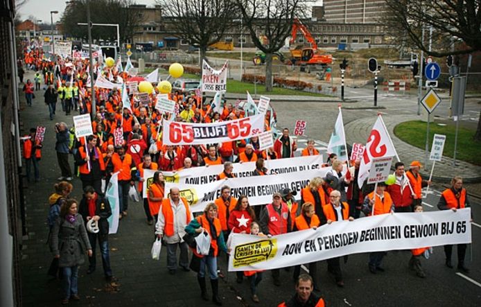 Demonstranten lopen van Strijp S naar het centrum van Eindhoven. Foto Irene Wouters