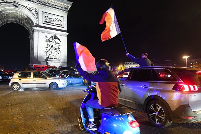 Vreugde in Parijs na de winst van Frankrijk tegen Marokko tijdens het WK in Qatar.