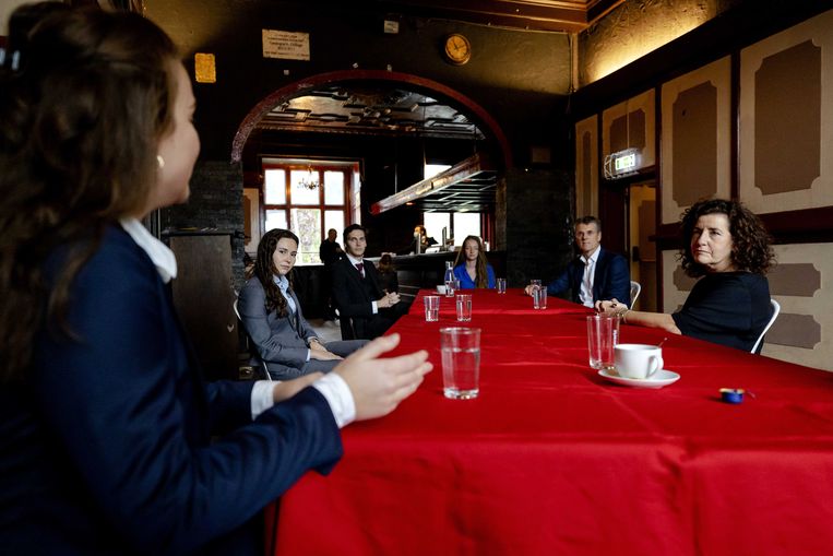 Minister Ingrid van Engelshoven van Onderwijs en VSNU-voorzitter Pieter Duisenberg (rechterkant van de tafel) in gesprek met studenten bij de Utrechtse studentenvereniging Unitas. Beeld ANP/Robin van Lonkhuijsen