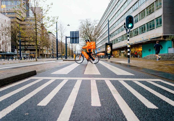 Lege straat in Rotterdam in Nederland waar sinds zondag een nieuwe lockdown geldt.