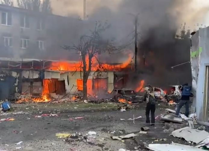 Bij een Russische raketaanval op een markt in Kostjantynivka zijn zeker zestien doden gevallen.