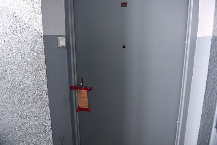 De deur van het appartement waar het lichaam van het 5-jarige meisje werd gevonden.