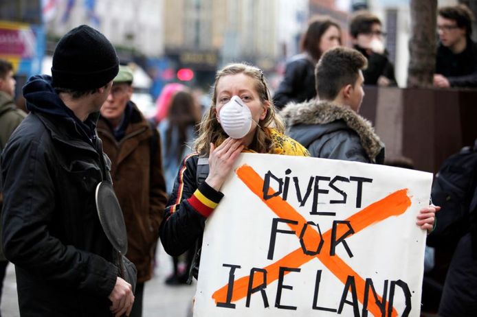 Een mars waarbij geprotesteerd wordt tegen de investeringen van het Ierse nationale staatsfonds in fossiele brandstoffen.