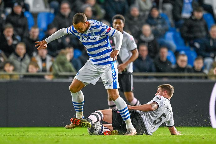 Johnatan Opoku van De Graafschap duelleert met de op de grond liggende Jordy van der Winden van FC Den Bosch.
