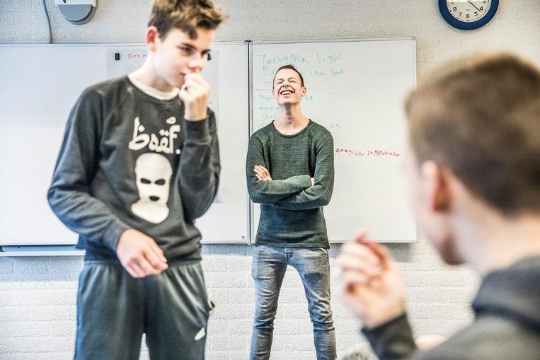 Denny (midden) geeft twee maanden na de werkweek in Polen les aan eerste- en tweedejaars. 'Wat is respect volgens jullie?' Beeld Marlena Waldthausen