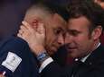 “Hors jeu”, “malaisant”, “lourd”: les images de Macron tentant de réconforter Mbappé ne passent pas 