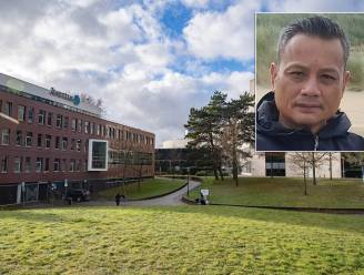 Politie met kogelwerende vesten kamt scholen Deventer uit omdat schutter Zwijndrecht er zou rondlopen