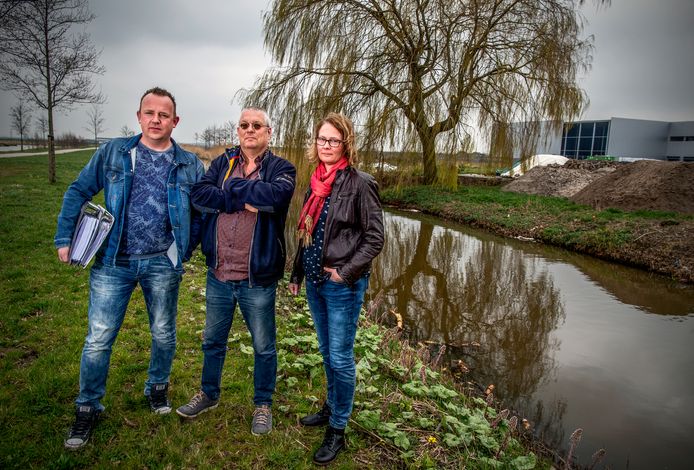 Levi Hogendoorn (links), op de foto in gezelschap van Marcel Bosch en Rina Hampel, met alle verslagen die hij heeft opgevraagd bij de gemeente Bodegraven-Reeuwijk.