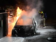 Elektrische auto brandt uit op Nieuwe Kraaijertsedijk in 's-Heer Arendskerke