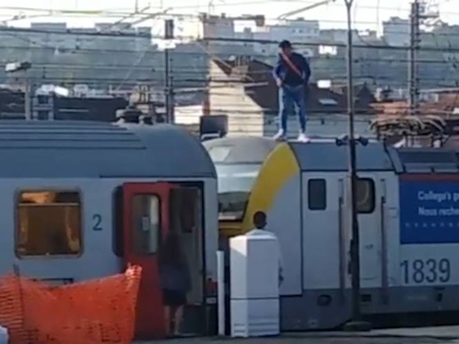 "Levensgevaarlijk": man klimt op trein in Brussel-Zuid en veroorzaakt vertraging