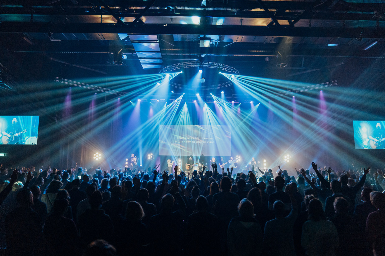 Een bijeenkomst van Mozaiek0318 in een theaterzaal met plek voor 1400 personen. 