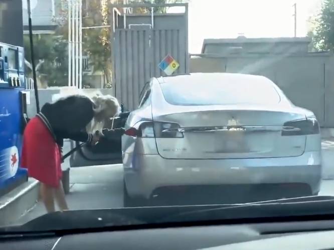 Foutje: vrouw probeert om met elektrische wagen te tanken