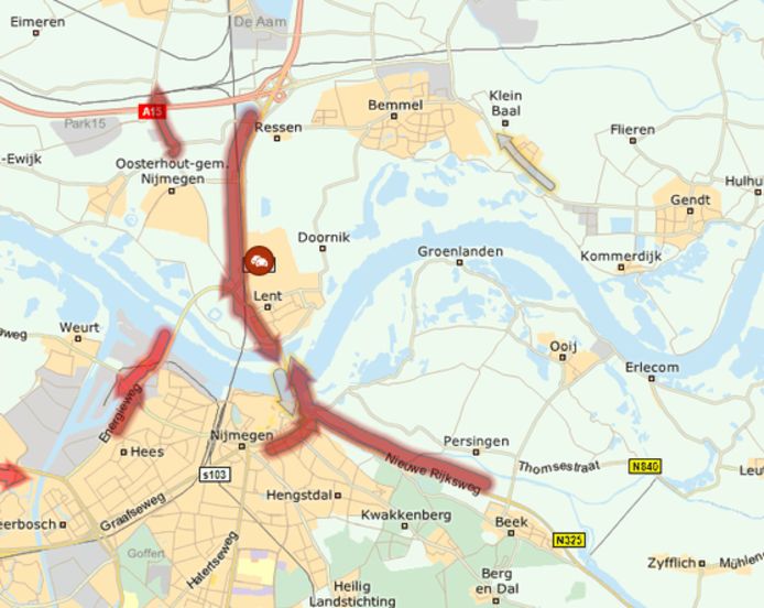 Op deze afbeelding die de ANWB vanmorgen op Twitter plaatste, is goed te zien dat verkeer op de Waalbrug in beide richtingen vastliep.
