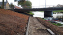 Hoe het pad onder de brug door gaat, is nog in onderzoek. Er wordt onder meer gesproken over stukken drijvend pad.