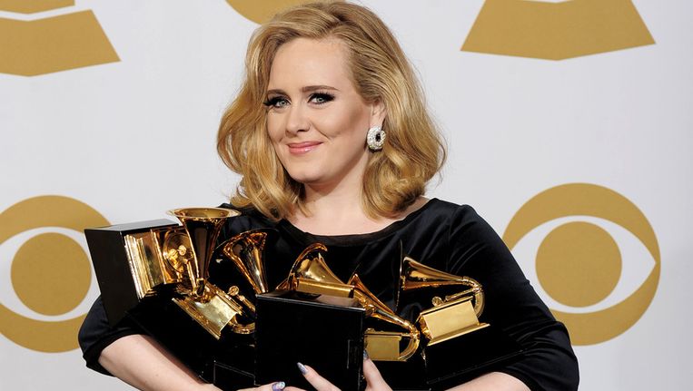 Adele met haar vele Grammy's. Beeld ap