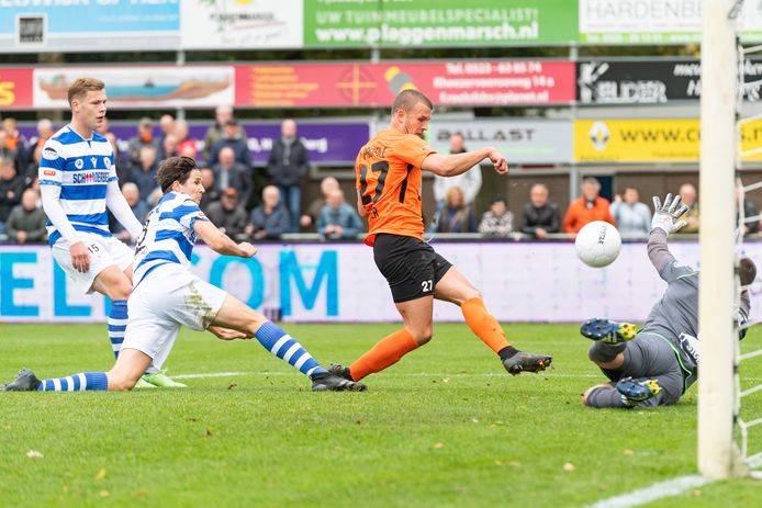 Jesper Drost scoort de 1-0 voor HHC Hardenberg. De Hardenbergers gooiden een 3-0 voorsprong in de laatste vijf minuten weg.