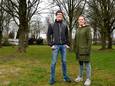 Jorrit Dortland en zijn tweelingzus Marthe, op het terrein waar ze graag Tiny houses willen bouwen.
