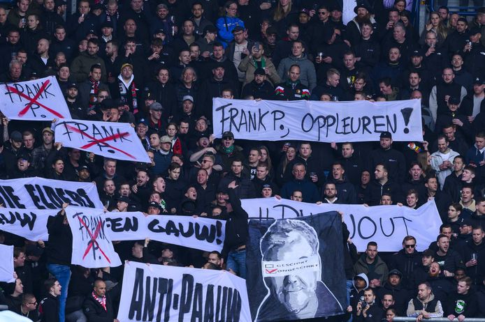 Feyenoord-supporters uiten zich tegen Frank Paauw.