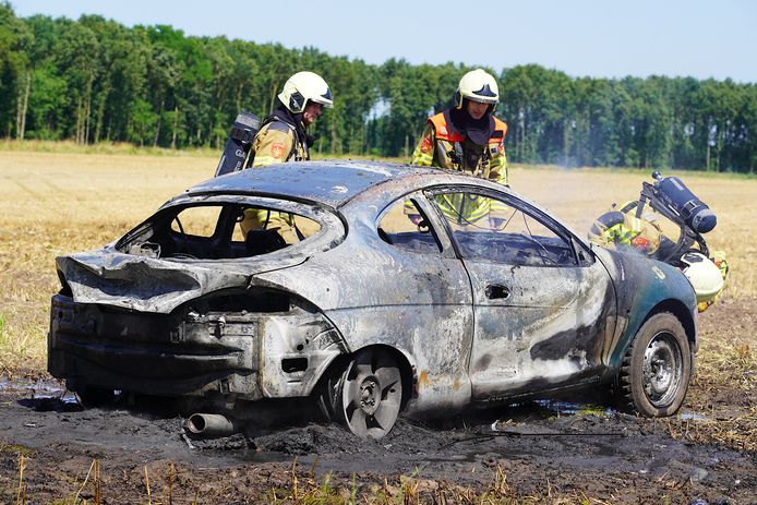 Crossauto vat vlam op akker in Rijen