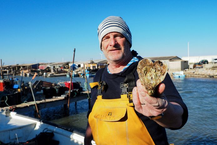 Christophe Guinot laat een hartvormige oester zien.