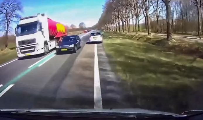 Dat ging maar net goed. De politie heeft graag dashcam-beelden van hufterig gedrag of grove verkeersovertredingen.