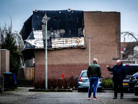 Storm Eunice houdt huis: wéér daken losgeraakt op de Staart, priklocaties niet bestand tegen de wind