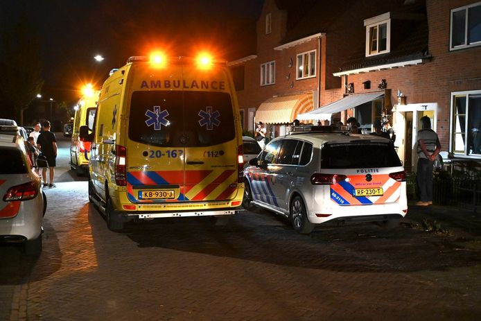 Twee ambulances en meerdere politiewagens kwamen op het incident af.