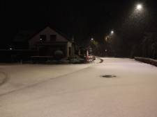 Klein dekje sneeuw in het oosten, verkeer heeft weinig last