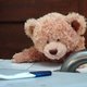 Toekomstige vader toont blijdschap met een teddybeer filmpje