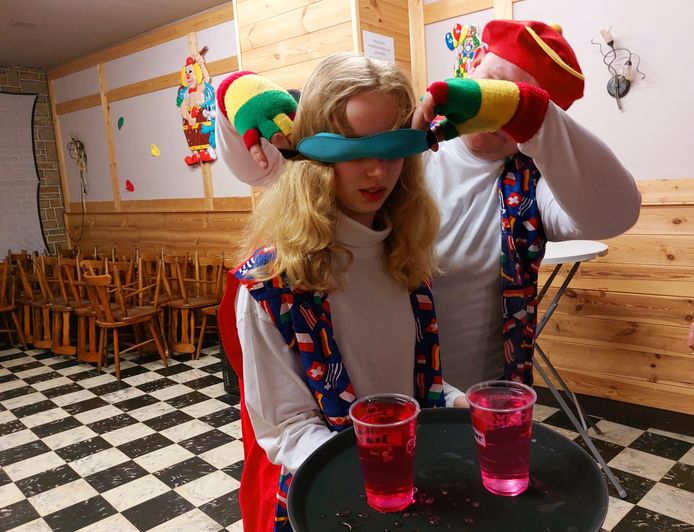 POPERINGE Keikoppencarnaval 2022 - De ludieke kelnerkoers ‘Paaardong Gaaarçong’ trok ‘s avonds langs de Poperingse horeca.