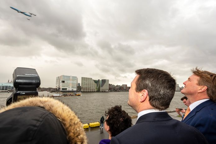 Koning Willem-Alexander bekijkt de geheime fly by.
